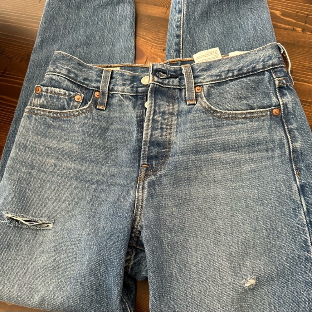Classic Blue Levi Denim Jeans EUC 25